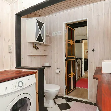 Dom wakacyjny Three-bedroom Holiday In 33 *