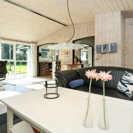 Three-bedroom Holiday In 33